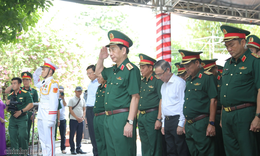 Đại tướng Phan Văn Giang dâng hương tri ân các Anh hùng liệt sĩ tại Công viên Lê Thị Riêng
