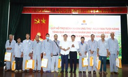 Thứ trưởng Bộ Y tế Trần Văn Thuấn thăm, động viên người bệnh ung thư tại Bắc Ninh