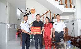 Lữ đoàn 955 quyên góp, trao quà sẻ chia đến các quân nhân đang điều trị bệnh