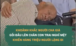 Người cha già nằm gối đầu lên chân con trai giữa đường, khoảnh khắc bình dị chạm đến trái tim