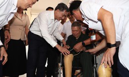 Xúc động trao những chiếc chân giả được 'đo ni đóng giày' cho thương binh