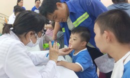 Ba người cùng cân một em nhỏ trong ngày khám sức khỏe đặc biệt