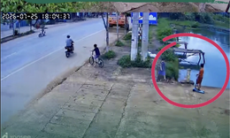 Khoảnh khắc nghẹt thở: Bé trai 11 tuổi cứu sống em nhỏ rơi xuống hồ bằng hành động ai cũng bất ngờ