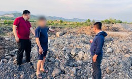 Bắt quả tang đối tượng đổ trộm chất thải, phát hiện hàng trăm tấn chôn lấp trái phép