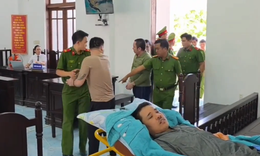 Nạn nhân vụ "bị đánh đến thân tàn ma dại" ở Đắk Lắk phải nằm cáng đến tòa