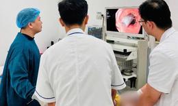 Nhét viên đạn đồ chơi vào hậu môn, bé trai 5 tuổi được nội soi gắp dị vật trực tràng an toàn