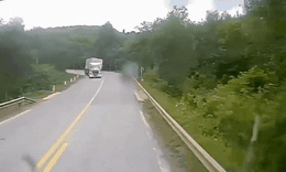 Video xe đầu kéo vào cua tốc độ cao, lật thùng đè ô tô làn ngược chiều