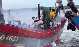 Tàu cá bốc cháy dữ dội khi đang neo đậu, thiệt hại hàng trăm triệu đồng