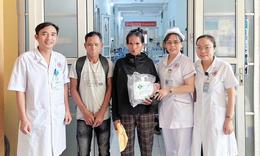 Y bác sĩ góp tiền hỗ trợ bệnh nhân nghèo người Lào