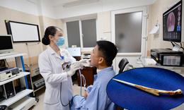 Cố nuốt miếng cơm to để chữa hóc xương, người đàn ông thủng thực quản