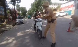 Thanh niên mang ma túy lao xe vào CSGT khi bị yêu cầu dừng xe