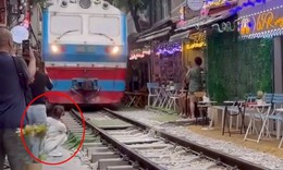 Thót tim khoảnh khắc cô gái bị tàu hỏa hất văng điện thoại ở ‘phố cà phê đường tàu’
