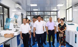 Thứ trưởng Bộ Y tế Đỗ Xuân Tuyên làm việc tại Trung tâm Kiểm soát bệnh tật Hưng Yên
