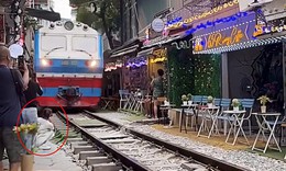 Thông tin mới nhất vụ tàu hỏa va chạm với nữ du khách tại phố đường tàu Văn Miếu