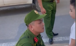 Ấm lòng khoảnh khắc Cảnh sát 113 giúp bé trai 4 tuổi đi lạc tìm về gia đình