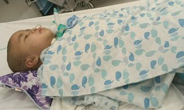 Bé gái 3 tuổi trải qua 6 ca phẫu thuật vì xuất huyết não, phía trước còn ca ghép sọ cần sự trợ giúp