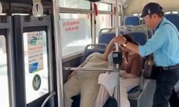 Nam nhân viên xe buýt phản xạ nhanh cứu nữ du khách say nắng