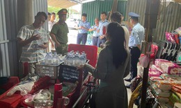 Làm rõ việc người phụ nữ bán nước tự đóng vào chai cũ trước cổng bệnh viện