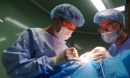 Bác sĩ Việt cứu một hành khách Mỹ qua cơn nguy kịch giữa tầng không