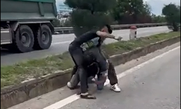 Tạm giữ hình sự tài xế đánh người nhập viện vì tranh giành khách