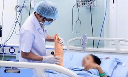 Máy dập ngói cuốn đứt gần lìa cẳng tay người phụ nữ