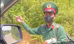 Chú bộ đội đi bộ 4km về nhà, bác tài chở về tận nơi không lấy tiền