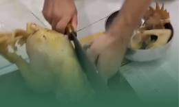 Chàng Tây lần đầu chặt gà luộc, dân mạng cười: “Thế này sao làm rể Việt Nam?”