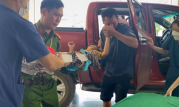 Ấm lòng khoảnh khắc công an xã đưa cháu bé bị gãy xương đi cấp cứu