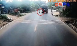 Thót tim khoảnh khắc bé 2 tuổi lao ra đường đúng lúc xe tải lao dốc