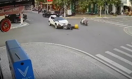 Shipper bị taxi tông bay lên không, cú 'hạ cánh' khiến ai cũng thót tim