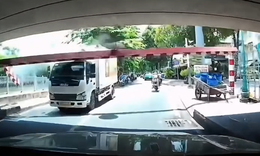 Hú hồn cảnh xe tải húc sập thanh giới hạn chiều cao ở dạ cầu Bông