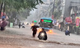Miền Bắc tiếp tục oi nóng trước khi bước vào đợt mưa rất lớn từ đêm mai
