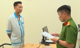 Công an tống đạt lệnh bắt bị can để tạm giam Huấn Hoa Hồng