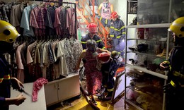 Cháy cửa hàng thời trang trên phố Nguyễn Lương Bằng, giải cứu
4 người mắc kẹt trên tầng 3 