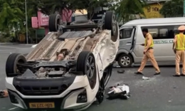 Xe 16 chỗ tông taxi lật ngửa giữa giao lộ, nhiều người bị thương, có trẻ em