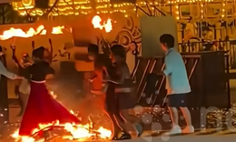 Nữ vũ công bất ngờ gặp sự cố với màn múa lửa khiến khán giả hoảng hốt