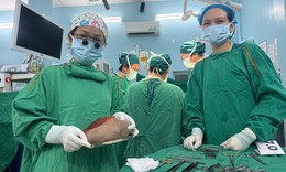 Lấy trọn khối u quái nặng 1,3 kg cho bé gái 5 ngày tuổi