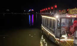 Xử lý thế nào vụ người trên thuyền rồng xả rác xuống sông ở Huế?