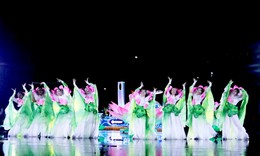 Hàng nghìn người đội mưa xem Carnival Nghệ An rực rỡ sắc màu