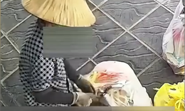 Thấy 30.000 đồng nhét khe cửa, chủ nhà tra camera phát hiện cảnh 'dở khóc dở cười'