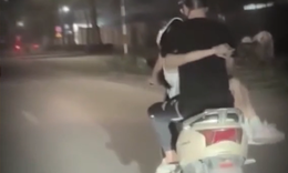 Cặp đôi thể hiện tình cảm trên xe máy khiến dân mạng bức xúc