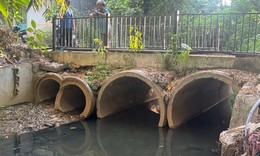 Sống cạnh kênh nước bốc mùi, người dân phải đeo khẩu trang khi ngủ