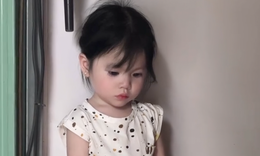 Bé gái mếu máo dỗi ông ngoại, dân mạng mê mẩn vì gương mặt như ‘búp bê’