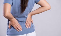 Vì sao sau sinh em bé, mẹ dễ đau lưng, đau gối, đau nhức toàn thân?
