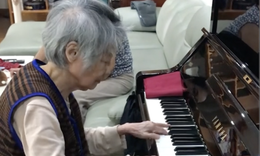 Cụ bà U90 khiến dân mạng ‘nổi da gà’ với màn chơi piano đầy mê hoặc