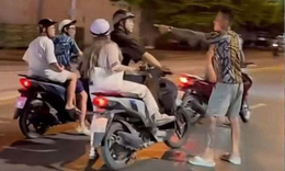Cảnh ô tô đánh lái né người đi bộ giữa cao tốc khiến nhiều người thót tim