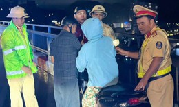 Từ biểu hiện bất thường, CSGT cứu người phụ nữ định nhảy cầu
