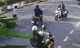 Phẫn nộ thanh niên tông trúng bà cụ sang đường rồi phóng xe bỏ chạy