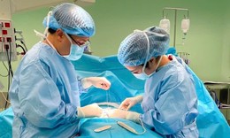 Mổ trong suốt 9 giờ, cứu khớp háng cho bé trai bị bệnh lý chất trắng