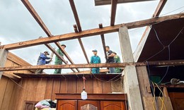 Nhiều nhà dân vùng biên giới bị hư hại sau mưa lớn kèm dông lốc